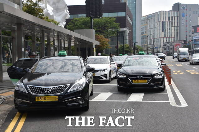 천안시는 고령 택시 운수종사자를 대상으로 인공지능형 페달 오조작 방지장치를 지원한다. /천안시