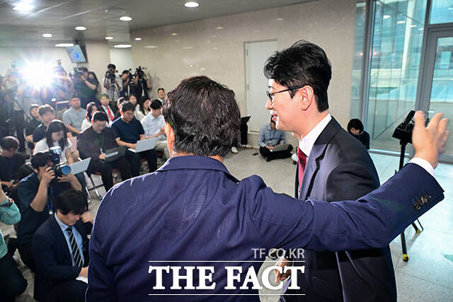 윤상현 의원(왼쪽)이 당대표에 출마한 후배 주진우 의원의 어깨를 두드리며 격려하는 모습.