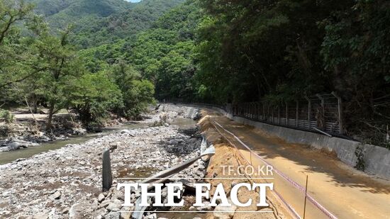 극한 호우로 무너졌던 경기 가평군의 한 도로가 임시 복구돼 있는 모습./가평군
