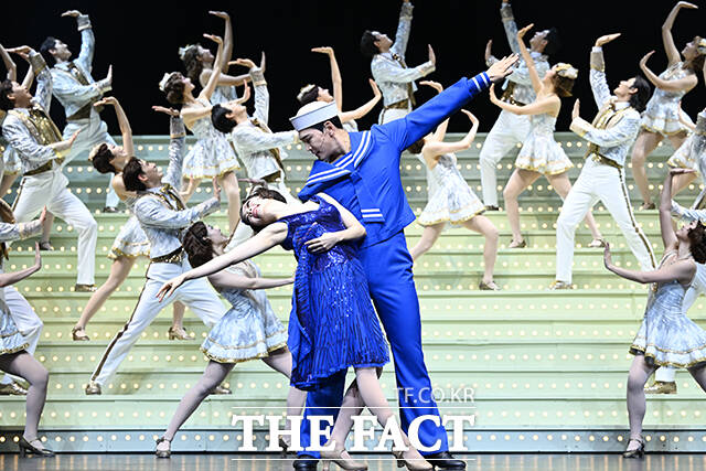 배우 유낙원(왼쪽)과 장지후가 24일 오후 서울 송파구 롯데월드 샤롯데씨어터에서 열린 뮤지컬 브로드웨이 42번가 프레스콜에 참석해 하이라이트 장면을 시연하고 있다. /서예원 기자