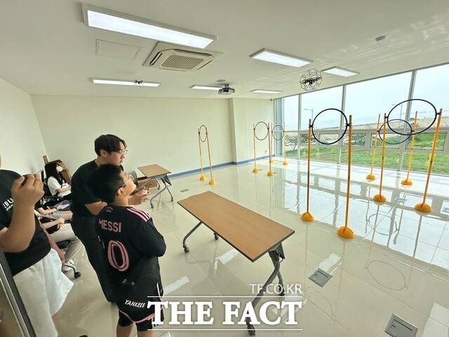 당진시가 23일 드론산업지원센터에서 전대초 학생을 대상으로 드론 체험 프로그램을 운영했다. /당진시