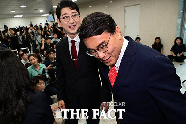 주 의원을 격려한 윤상현 의원이 기자회견장으로 발걸음을 돌리고 있다.