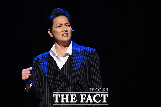 뮤지컬 배우 박칼린이 24일 오후 서울 송파구 롯데월드 샤롯데씨어터에서 열린 뮤지컬 브로드웨이 42번가 프레스콜에 참석해 하이라이트 장면을 시연하고 있다. /서예원 기자