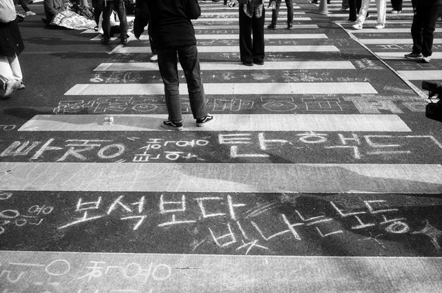 작품명은 Crossing the line(선을 넘다)다. 작가는 윤석열 전 대통령의 탄핵 심판 선고날인 4월 4일 아침에 촬영한 것이라며 더 이상의 설명을 덧붙일 것도 없이 사진이 모든 걸 말해준다고 했다. 제목에는 민주적이지 못한 행동에 대한 저항과 변화를 위한 행동 등 중의적인 의미가 담겨 있다. /폴 개드 사진가 제공