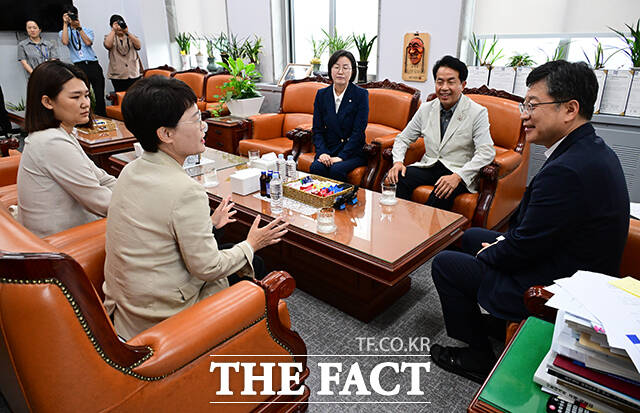 이날 진보당 소속 의원들이 온전한 노조법 2·3조 개정 촉구를 위해 안호영 국회 환경노동위원장을 만나 면담을 갖는 모습.