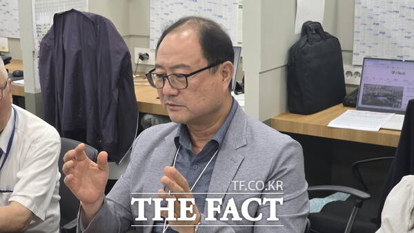 김종명 대전시 철도건설국장이 24일 기자간담회를 갖고 중앙로 지하상가에 대한 입장을 밝히고 있다. /정예준 기자