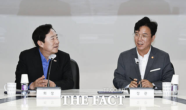 김기문 중기중앙회 회장(왼쪽)과 김영훈 고용노동부 장관.