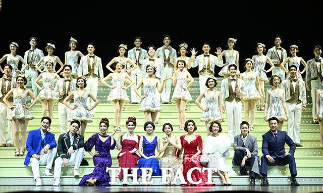 배우 장지후와 기세중, 전수경, 백주희, 유낙원, 최유정, 최현주, 윤공주, 박칼린, 박건형(앞줄 왼쪽부터)을 비롯한 앙상블들이 24일 오후 서울 송파구 롯데월드 샤롯데씨어터에서 열린 뮤지컬 브로드웨이 42번가 프레스콜에 참석해 포즈를 취하고 있다. /서예원 기자