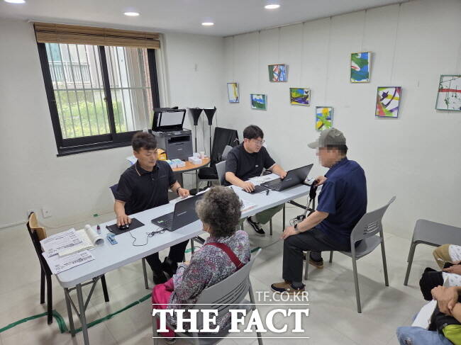 수원시 우만종합사회복지관에서 민생회복 소비쿠폰 찾아가는 현장 접수 창구가 운영되고 있다. /수원시