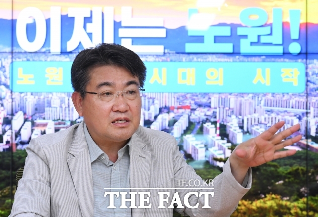 오승록 노원구청장이 21일 오후 서울 노원구청 집무실에서 <더팩트>와 인터뷰하고 있다./이새롬 기자