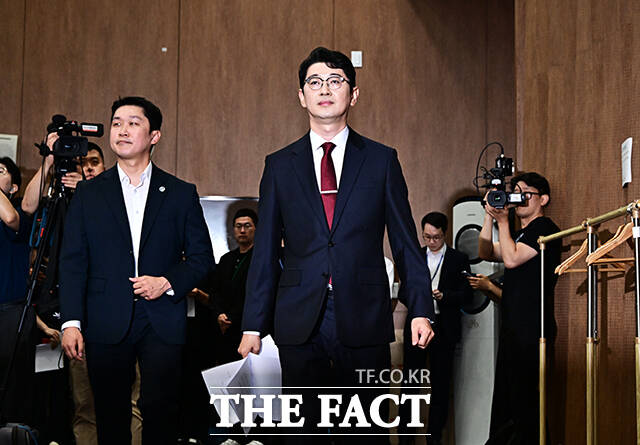 주진우 국민의힘 의원이 24일 오전 서울 여의도 국회 소통관에서 당대표 출마선언 기자회견을 하기 위해 이동하고 있다. /국회=배정한 기자