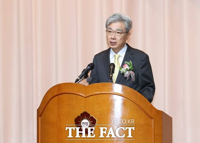 김상환 산암 헌법재판소장은 24일 권력이 헌법의 한계를 벗어나지 못하도록 하는 것이 헌법재판의 역할이라고 강조했다./헌법재판소