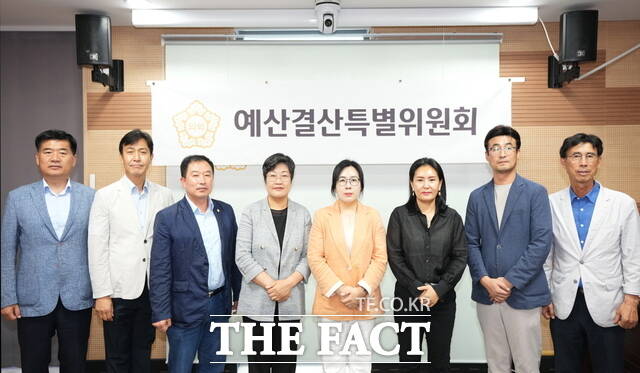 아산시의회 예산결산특별위원회 단체 사진./아산시의회