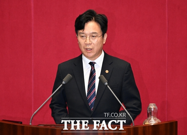 김영훈 고용노동부 장관이 23일 오후 서울 여의도 국회에서 열린 제427회 국회(임시회) 제2차 본회의에 참석해 인사말을 하고 있다. /국회=배정한 기자