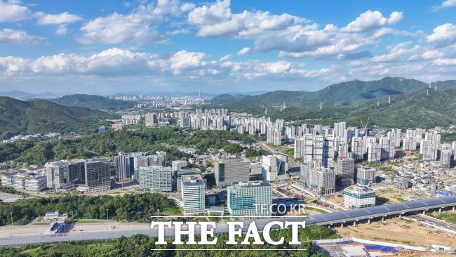 과천시 전경. 앞에는 과천지식정보타운이, 뒤로는 과천 원도심이 보인다./과천시