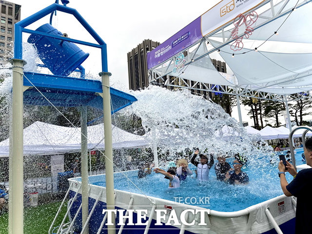 본격적인 여름방학을 맞아 광화문광장이 도심 속 여름 피서지로 변신한다. 사진은 2025 서울썸머비치./서울시