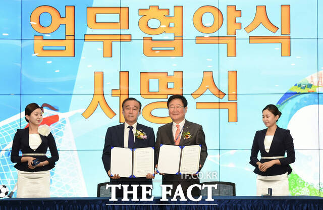 지난 2016년 조석 당시 한수원 사장과 최양식 당시 경주시장이 건천읍 ’축구단 훈련센터 건립 업무 협약식‘을 가졌으나 지금까지 그 공약은 지켜지지 않고 있다. /경주시