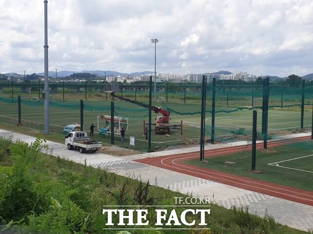 세종시시설관리공단이 최근 집중호우로 인해 피해를 입은 금강변 수변체육시설에 대해 신속한 복구 작업을 펼치고 있다. /세종시시설관리공단