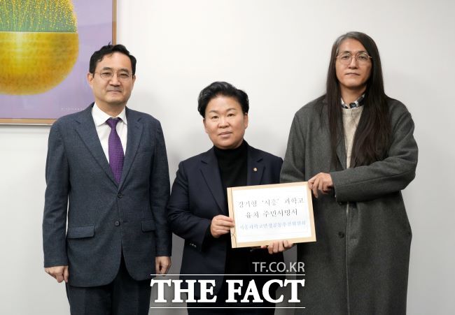문정복 의원이 시흥시 과학고등학교 선정 촉구 서명을 경기도교육청에 전달하고 있다./문정복의원실