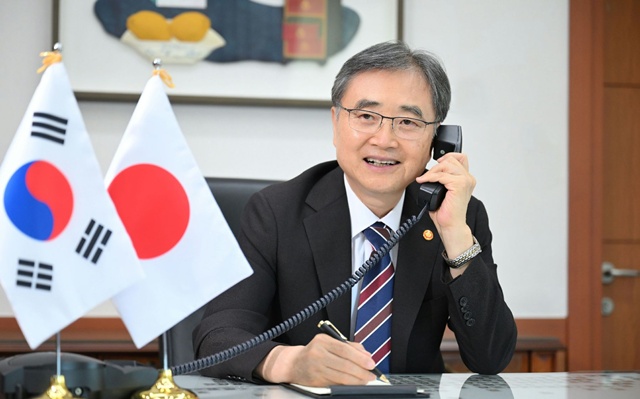 조현 외교부 장관은 24일 이와야 다케시 일본 외무대신과 취임 인사를 겸한 첫 통화를 했다. 사진은 이날 조 장관이 이와야 대신과 통화하는 모습. /외교부
