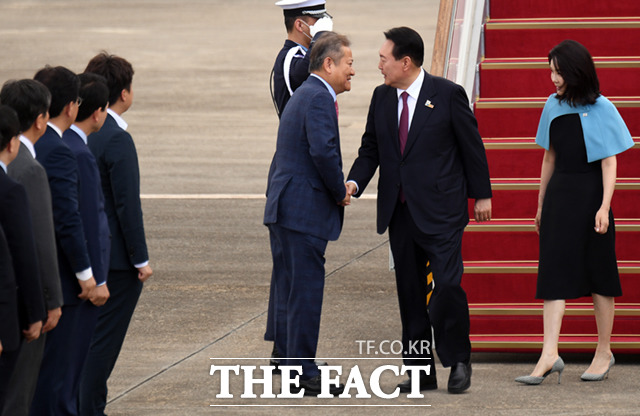 3박5일간의 나토(NATO, 북대서양조약기구) 정상회의 첫 순방을 마친 윤석열 대통령과 김건희 여사가 1일 오전 경기 성남시 서울공항으로 귀국해 마중 나온 이상민 행안부 장관과 인사하고 있다./더팩트 DB