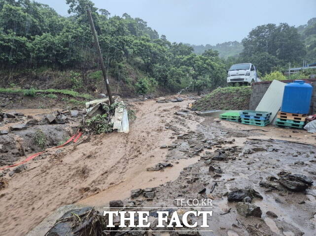 공주시 한 지역에서 지난 16·17일 집중호우로 토사가 유출되는 등 피해가 컸다. /공주소방서
