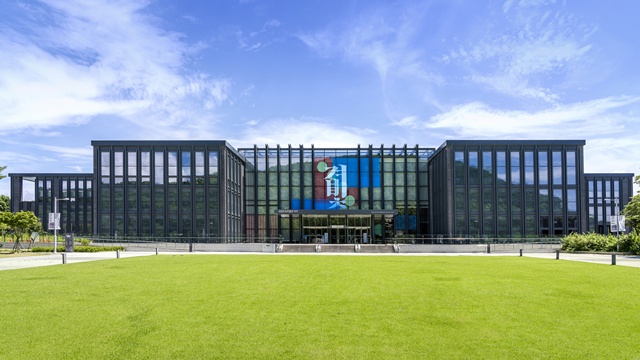 국립민속박물관(관장 장상훈)은 23일부터 10월 26일까지 국립민속박물관 파주(이하 파주관) 열린 수장고(16수장고)에서 수장형 전시 겹빛: Where Gleams Overla을 개최한다. 국립민속박물관 파주 전경. /국립민속박물관