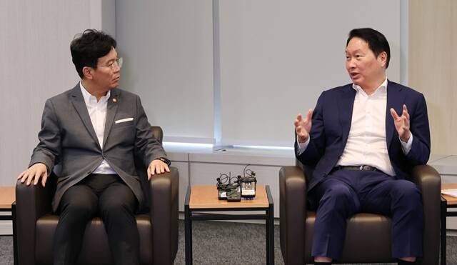 최태원 SK그룹 회장 겸 대한상의 회장(오른쪽)이 24일 오후 서울 중구 대한상의회관에서 김영훈 고용노동부 장관을 만나 노동 시장 현황에 대해 논의하고 있다. /대한상의