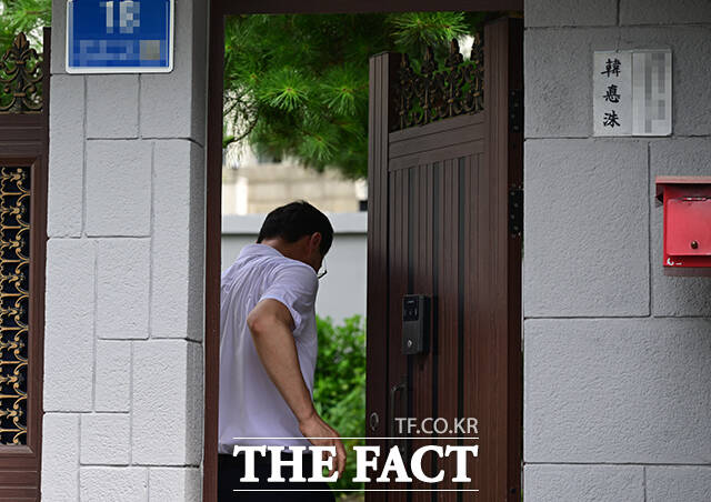 12.3 비상계엄 관련 내란·외란 혐의를 수사중인 내란 특검(특별검사 조은석)이 24일 오전 서울 종로구 한덕수 전 국무총리의 자택에 대한 압수수색을 진행하는 가운데 특검 관계자가 자택으로 들어가고 있다. /임영무 기자