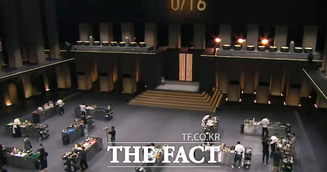 넷플릭스가 판권을 판매한 적이 없는데 중국에서 흑백요리사를 거의 복제한 듯한 예능 프로그램이 방영되고 있다. 사진은 중국의 해당 프로그램 한 장면. /온라인 커뮤니티 캡처