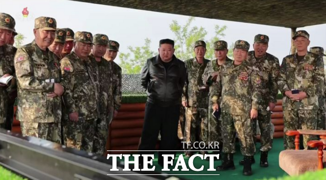 김정은 북한 국무위원장이 지난 23일 조선인민군 대연합부대 포병 구분대의 사격훈련 경기를 참관하면서 철저한 주적 관점을 강조했다. 사진은 김 위원장이 지난 5월 29일 인민군 대연합부대 포병 구분대 사격훈련 경기에 참관한 모습. /뉴시스.조선중앙TV 갈무리