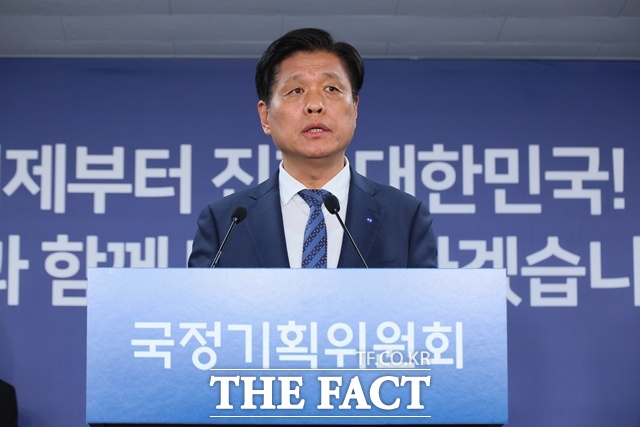 조승래 국정기획위원회 대변인(사진)이 24일 서울 종로구 정부서울청사 창성동 별관에서 열린 정레브리핑에서 안전운임제 재도입이 담긴 화물차 운수사업법 개정안 통과와 관련해 이재명 대통령 공약인 만큼 제도 확대 방안도 정부에 제안하겠다고 밝혔다./임영무 기자