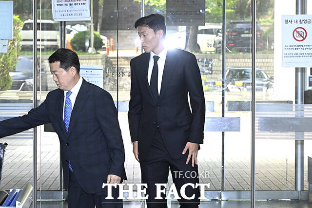 불법 촬영 혐의를 받는 전 국가대표 축구선수 황의조가 24일 오후 서울 서초구 서울중앙지방법원에서 열린 항소심 공판에 출석하고 있다. /장윤석 기자