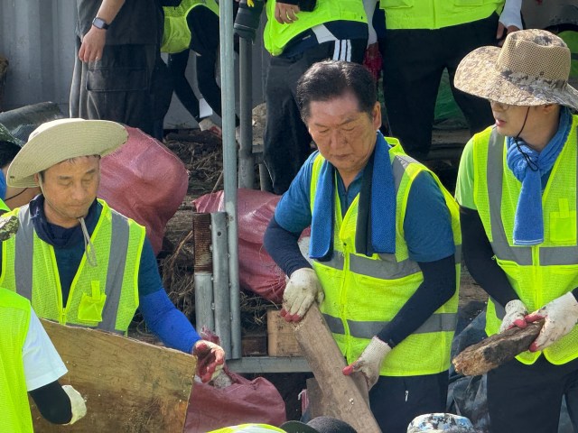 정청래·박찬대 당대표 후보도 24일 경기 가평에서 수해복구 작업을 했다. /정청래 후보 SNS
