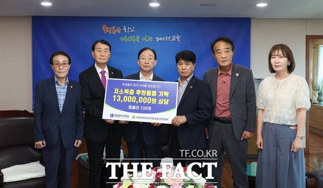 설동호 교육감이 24일 전병권 대한참전유공자 환경봉사단중앙회로부터 텀블러 120개를 기탁받고 있다. /대전시교육청