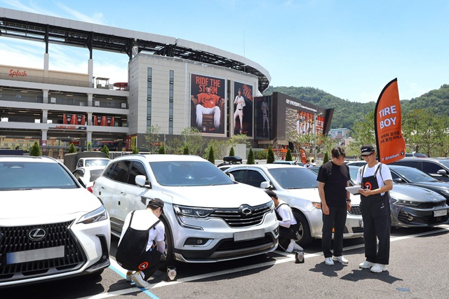 한국타이어앤테크놀로지(한국타이어)는 여름 휴가철을 맞아 오는 28일부터 30일까지 전국 주요 고속도로 휴게소 4곳에서 하계 고속도로 안전 점검 캠페인을 실시한다고 24일 밝혔다. /한국타이어