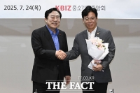  꽃다발 전달받은 김영훈 노동부 장관 [포토]