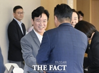  악수하는 김영훈 고용노동부 장관 [포토]