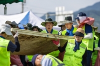  장화 신고 삽 든 정치인들…여름마다 반복되는 '수해복구 현장행'
