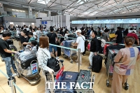  '여름 휴가 시작' 붐비는 인천공항 [포토]