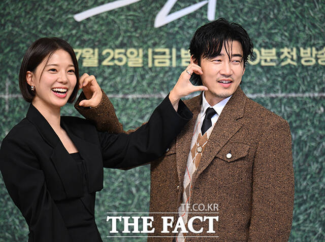 배우 임세미(왼쪽)와 윤계상이 25일 오후 서울 서울 양천구 목동 SBS에서 열린 SBS 금토드라마 트라이: 우리는 기적이 된다 제작발표회에 참석해 포즈를 취하고 있다. /박헌우 기자