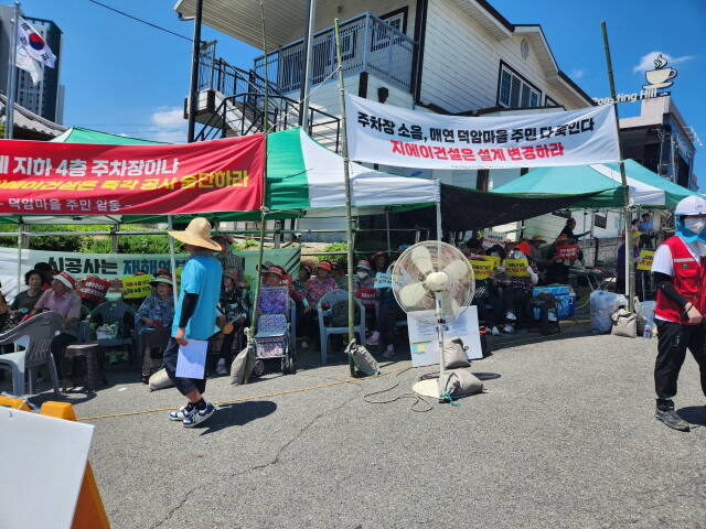 순천시 덕암동 마을 주민들이 아파트 공사로 인한 침수, 소음과 분진 등으로 인한 피해를 호소하면서 단체 행동에 나섰다. / 김동언 기자