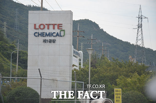 중국발 공급과잉에 따른 장기 불황에 신음하는 석유화학 업계가 지방자치단체와 함께 정부에 전기료 감면을 요구하고 나섰다. /더팩트DB