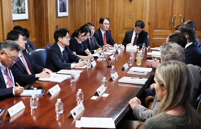 김정관 산업통상자원부 장관은 24일(현지시간) 오후 5시 미국 워싱턴 D.C에서 더그 버검(Doug Burgum) 미국 백악관 국가에너지위원회 위원장과 면담을 갖고, 한미 양국 에너지 분야 협력 강화방안을 논의했다. /산업부