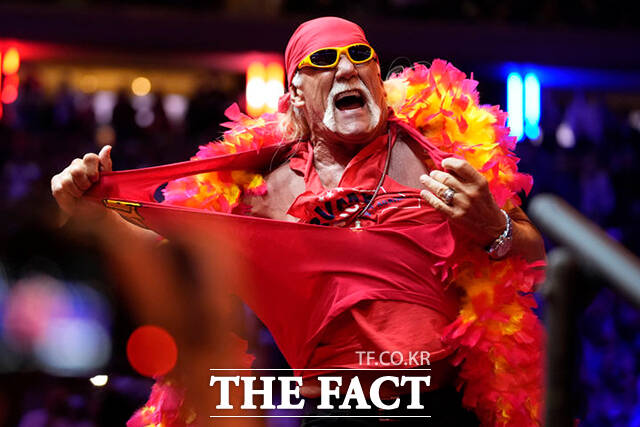 전 프로레슬러 헐크 호건이 지난해 10월 27일(현지시간) 미국 뉴욕의 매디슨 스퀘어 가든에서 열린 공화당 대선 후보 도널드 트럼프 전 대통령의 유세 무대에 올라 지지 연설 전 상의를 찢고 있다. /뉴욕=AP.뉴시스