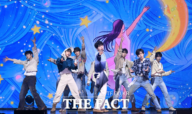 서바이벌 오디션 보이즈 플래닛으르 통해 탄생한 제로베이스원은 데뷔 앨범부터 5개 앨범 연속 밀리언셀러에 등극하는 등 전방위적인 활약을 펼치고 있다. 사진은 지난 2월 미니 5집 발매 쇼케이스 당시 모습. /이새롬 기자