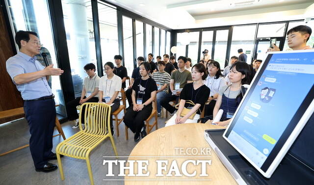 강진군이 군수와 함께하는 직원공감 톡콘서트를 진행하고 있다./강진군