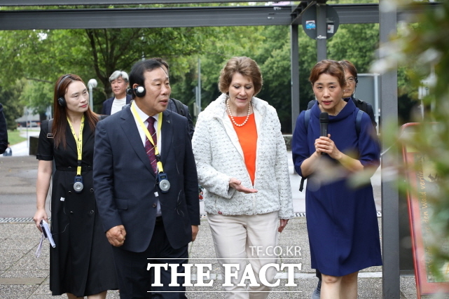 최민호 세종시장(왼쪽)이 25일 독일 슈투트가르트시 킬레스베르크 공원을 관계자들과 함께 둘러보고 있다. /세종시