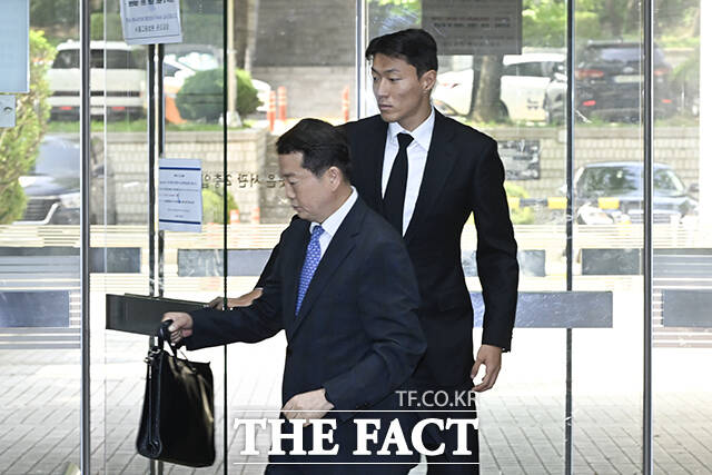 황의조 측 변호인은 원심 형이 확정되면 국가대표 자격이 사라질 수 있어 선수 생활을 마무리하지 못할 수도 있다며 선처를 호소했다. /서울중앙지방법원= 장윤석 기자