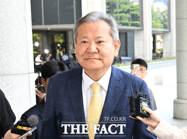 이상민 전 행정안전부 장관이 25일 오전 서울 서초구 서울고등검찰청에 마련된 내란 특검 사무실에 피의자 신분으로 출석하고 있다. /이새롬 기자